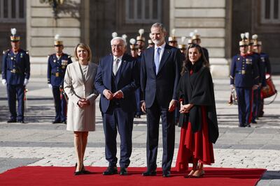 El rey Felipe VI y la reina Letizia junto con el presidente de la República Federal de Alemania, Frank-Walter Steinmeier y la primera dama alemana Elke Büdenbender en el patio del Palacio Real de Madrid este miércoles. 