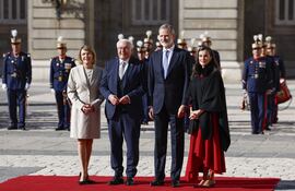 El rey Felipe VI y la reina Letizia junto con el presidente de la República Federal de Alemania, Frank-Walter Steinmeier y la primera dama alemana Elke Büdenbender en el patio del Palacio Real de Madrid este miércoles.