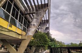 El Colegio Experimental Paraguay Brasil está ubicado en la sede de la Facultad de Filosofía de la Universidad Nacional de Asunción (UNA).