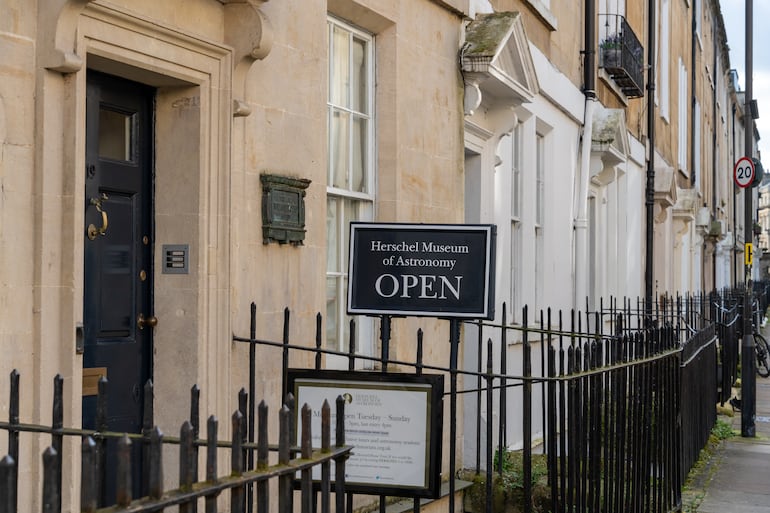 Bath, Somerset, Reino Unido. Cartel en la parte delantera del Museo de Astronomía de Herschel en la ciudad, antigua casa de los astrónomos hermanos de Herschel, William y Caroline.