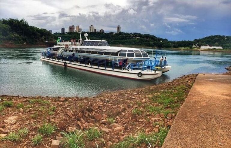 Un de las opciones es vivir una experiencia fascinante en la región de la Triple Frontera, mediante un paseo en catamarán.