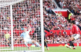 MANCHESTER (United Kingdom), 13/09/2026.- Erling Haaland of Manchester City (L) scores the 0-1 goal during the English Premier League match between Manchester United and Manchester City, in Manchester, Britain, 13 September 2026. (Reino Unido) EFE/EPA/ADAM VAUGHAN EDITORIAL USE ONLY. No use with unauthorized audio, video, data, fixture lists, club/league logos, 'live' services or NFTs. Online in-match use limited to 120 images, no video emulation. No use in betting, games or single club/league/player publications.