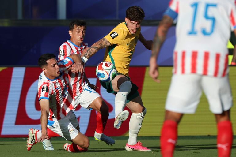  Alexandro Maidana (i) y Andrés Cubas (2-i) de Paraguay disputan el balón con Jordan Bos (c) de Australia este jueves, en un partido del grupo D del Mundial de la FIFA 2026 entre Paraguay y Australia en el estadio Levi's en Santa Clara, California (Estados Unidos). 