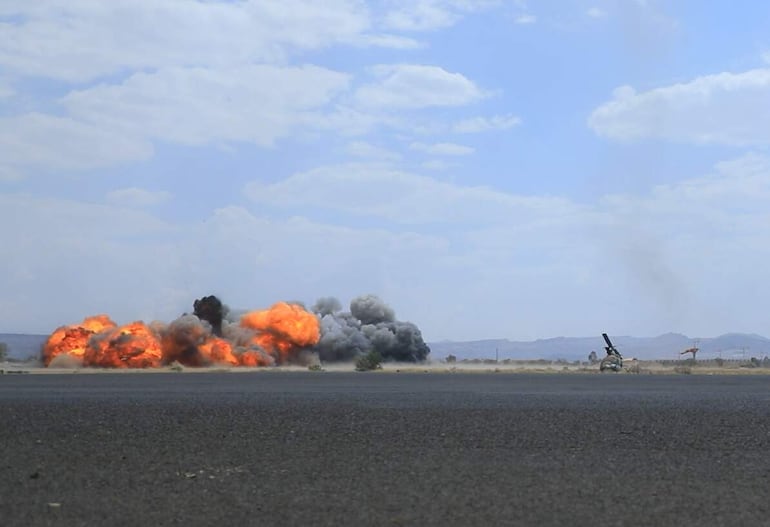 Una explosión en el aeropuerto de Saná, Yemen, durante un ataque de las fuerzas gubernamentales yemeníes.