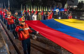 Fotografía cedida por la Presidencia de Colombia del mandatario Gustavo Petro (c) junto a los altos mandos militares colombianos durante un minuto de silencio este martes, en Bogotá (Colombia).