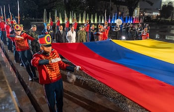 Fotografía cedida por la Presidencia de Colombia del mandatario Gustavo Petro (c) junto a los altos mandos militares colombianos durante un minuto de silencio este martes, en Bogotá (Colombia).