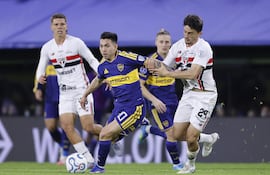Maniobra de Alan Velasco ante Pablo Maia, durante el partido de ida ganado por Boca Juniors 1-0, en La Bombonera, en Buenos Aires.