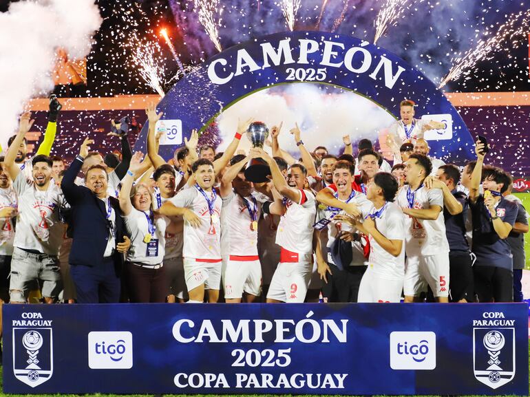 Los jugadores de General Caballero celebran con el trofeo de campeón la conquista de la Copa Paraguay 2025 en el estadio Río Parapití, en Pedro Juan Caballero, Paraguay.