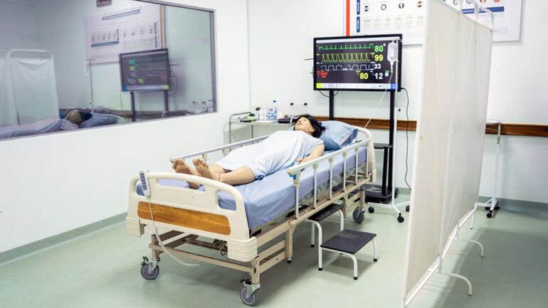 Su infraestructura educativa abarca: laboratorios especializados en anatomía, fisiología y microbiología; espacios de simulación clínica para entrenamiento en procedimientos; y áreas de observación supervisada.