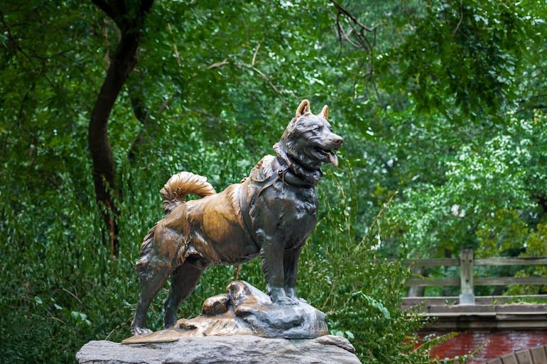 Central Park, Manhattan, Nueva York, EE.UU. Una estatua de Balto.