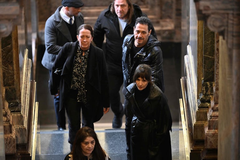 Natalia Oreiro y Ricardo Mollo llegando al Palacio Legislativo de Uruguay para despedir a Rubén Rada.