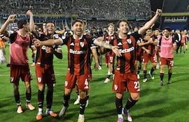 El mediocampista paraguayo, Matías Galarza Fonda celebra la con sus compañeros la clasificación de River Plate a las semifinales de la Copa Argentina.