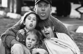 Bruce Willis con sus hijas Rumer, Tallulah y Scout, quienes nacieron de su unión con Demi Moore.