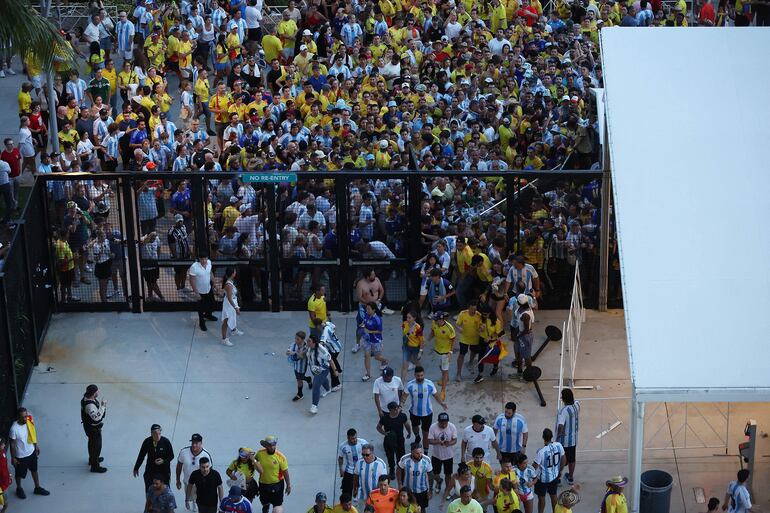 El ingreso al Hard Rock Stadium para la final de la Copa América 2024 fue desbordado por hinchas colombianos y argentinos, obligando al retraso del inicio del partido entre Argentina y Colombia. 