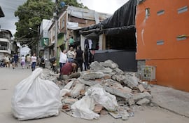 Fotografía del 16 de agosto de 2026 que muestra una vivienda con daños causados por el terremoto de magnitud 7,4 del pasado 10 de agosto, en Salento (Colombia). Salento, el corazón turístico de la región colombiana del Eje Cafetero, sufrió pocos daños materiales por el terremoto, pero sus habitantes están preocupados porque viven del turismo y el sismo que devastó esta zona del país ha alejado, de momento, a los visitantes que mueven su economía. EFE/ Carlos Ortega