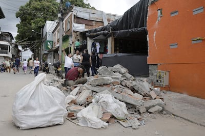 Fotografía del 16 de agosto de 2026 que muestra una vivienda con daños causados por el terremoto de magnitud 7,4 del pasado 10 de agosto, en Salento (Colombia). Salento, el corazón turístico de la región colombiana del Eje Cafetero, sufrió pocos daños materiales por el terremoto, pero sus habitantes están preocupados porque viven del turismo y el sismo que devastó esta zona del país ha alejado, de momento, a los visitantes que mueven su economía. EFE/ Carlos Ortega