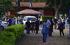 Padres en los alrededores del colegio privado de Lambaré este viernes.