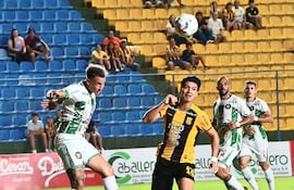 Derlis Rodríguez (10), de Guaraní, intenta llevar el balón ante la marca de Brian Blasi, en la goleada de aborigen ante Rubio Ñu.