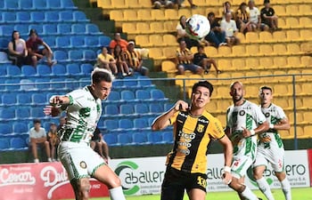 Derlis Rodríguez (10), de Guaraní, intenta llevar el balón ante la marca de Brian Blasi, en la goleada de aborigen ante Rubio Ñu.