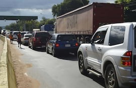 una-larga-fila-de-vehiculos-que-se-dirigia-hacia-asuncion-se-observo-en-el-puesto-de-peaje-de-ita-ayer-por-la-tarde--231901000000-1575686.jpg