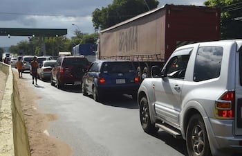 una-larga-fila-de-vehiculos-que-se-dirigia-hacia-asuncion-se-observo-en-el-puesto-de-peaje-de-ita-ayer-por-la-tarde--231901000000-1575686.jpg
