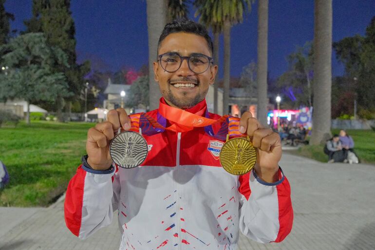 Julio César Mirena (30) con sus dos medallas: oro en 10.000 metros y plata en 1.000 sprint.