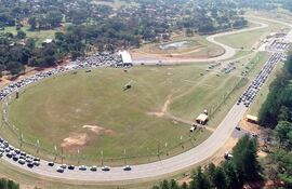 La vacunación contra el covid-19 en el autódromo Rubén Dumot (ex-Aratirí) se inició ayer a las 7:30 y este predio ya no cerrará sus portones, pues operará las 24 horas, los siete días de la semana.
