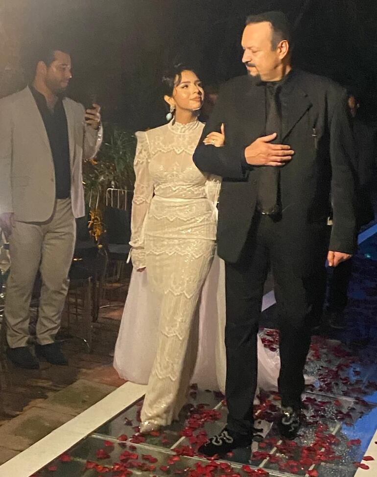 Ángela Aguilar de brazos de su padre Pepe Aguilar. (Instagram/Quién)