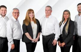 Óscar Spelt, Nelsón Peralta, Adelaida Balbuena Cartes, Venancio Díaz Escobar, Sara Giménez Mendoza y Gustavo “Pancho” Gómez. Candidatos oficialistas a presidir la Caja de Jubilación Municipal.