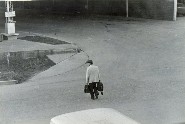 Augusto Roa Bastos camina a la terminal de ómnibus de Clorinda para partir a Buenos Aires el 1 de mayo de 1982. Fotografía de de Jesús Ruiz Nestosa. Archivo de ABC Color.