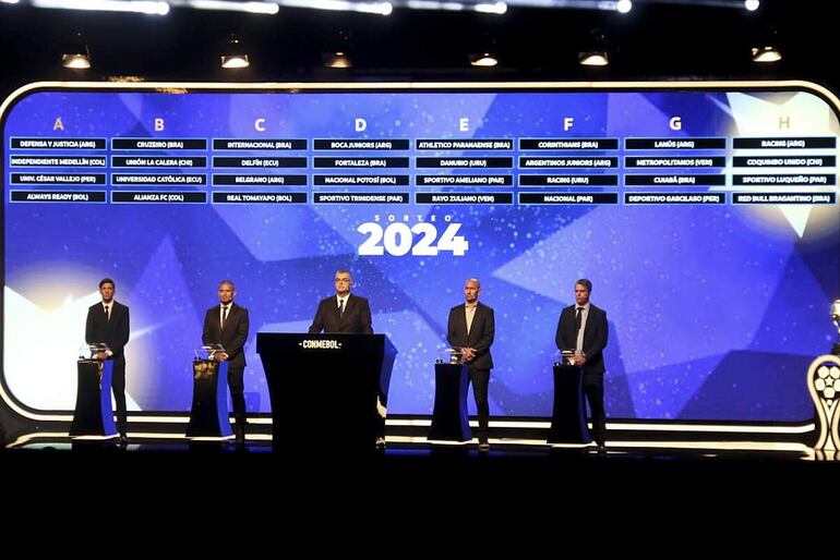El sorteo de la fase de grupos de la Copa Sudamericana 2024 en la sede de la Conmebol en la ciudad de Luque, en Paraguay.