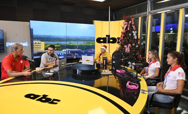 Francismar Garrido (izquierda) y a  Fío y Denisse (a la derecha) en El Polideportivo, que va los sábados por Cardinal.