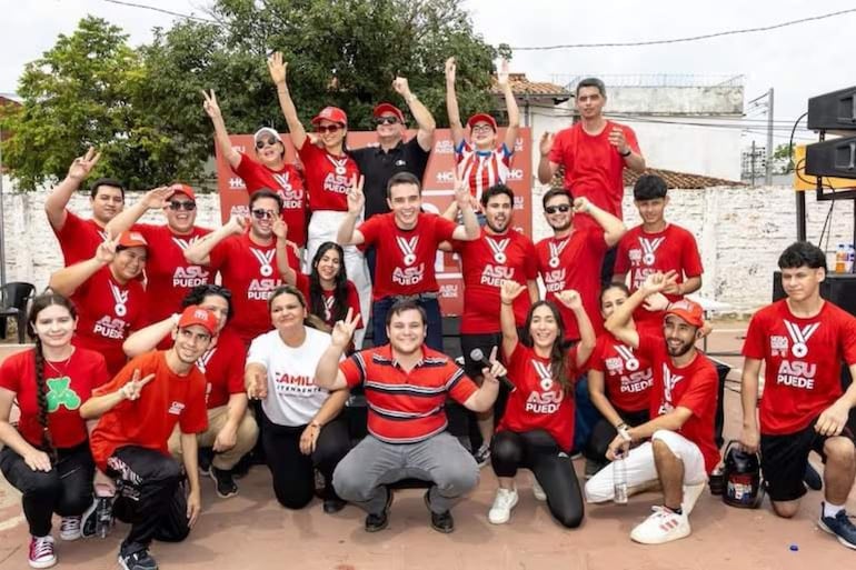 Funcionarios de la Secretaría de la Juventud, en plena campaña.