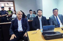 Joaquín Roa (izq.), en compañia de sus abogados, durante el juicio.