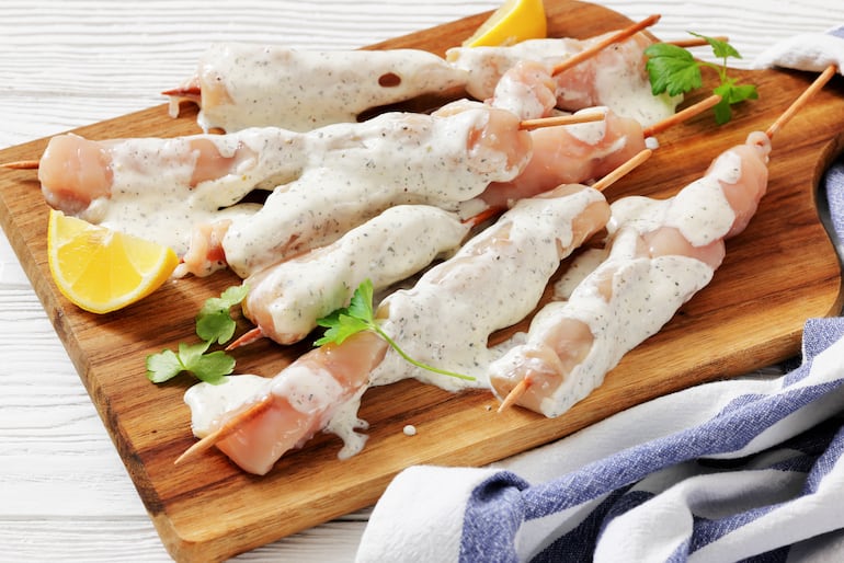 Pollo marinado en yogur y especias.