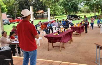 La reunión de la comisión con los colonos se realizó ayer en el predio de una institución escolar del distrito de Capiibary