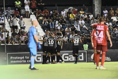 Festejo de los jugadores de Libertad ante la desazón de los de Ameliano