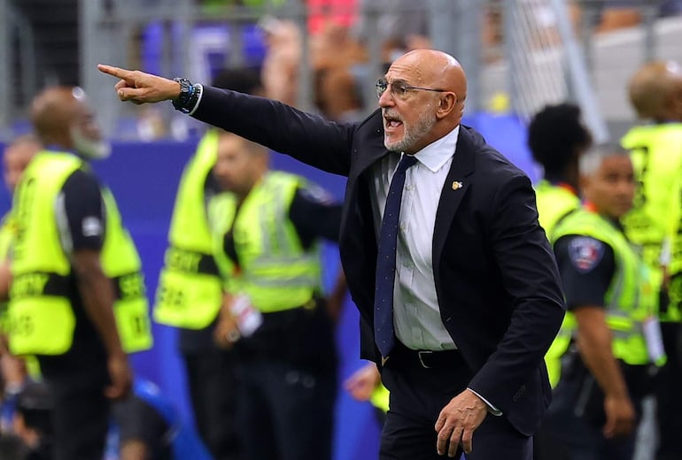 El seleccionador de España, Luis de la Fuente, durante el partido de semifinales de la Copa Mundial de la FIFA 2026 entre Francia y España, en Dallas, EE. UU..