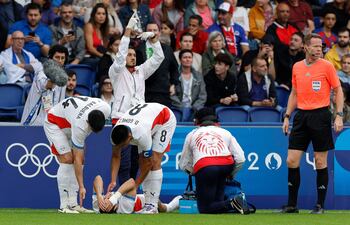 Cambio es lo que piden para Enso González, aún en el gramado asistido en el partido del sábado.