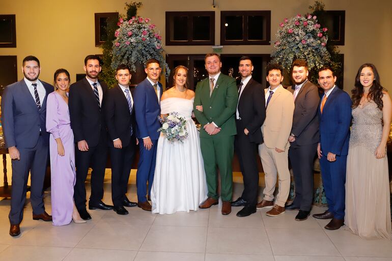 Los recién casados en compañía de familiares y amigos.