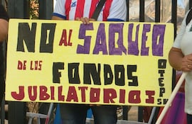 Docentes de la OTEP-SN exhiben carteles en rechazo a reforma de la Caja Fiscal y la defensa de su jubilación