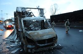 Integrantes del Ejercito mexicano resguardan la zona del accidente de un camión de gas este miércoles, en la Ciudad de México (México). Las autoridades mexicanas informaron este jueves que la cifra de fallecidos por la explosión de una pipa de gas ocurrida en Iztapalapa, en el sur de la capital mexicana, se elevó a seis mientras que los heridos en estado crítico son 23. EFE/ Mario Guzmán