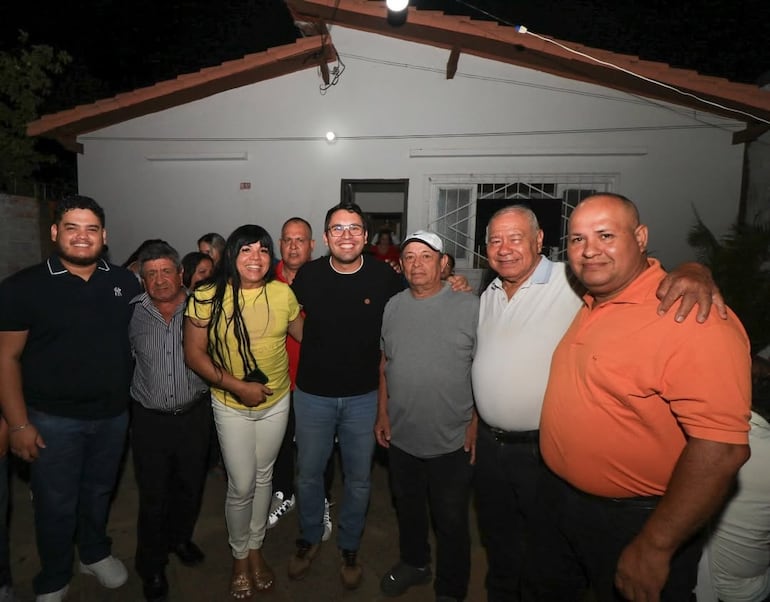 El concejal Marcelo Centurión (ANR-HC), en un acto político en el que, según publicó en sus redes sociales, habrían participado funcionarios de la Estación de Buses de Asunción.