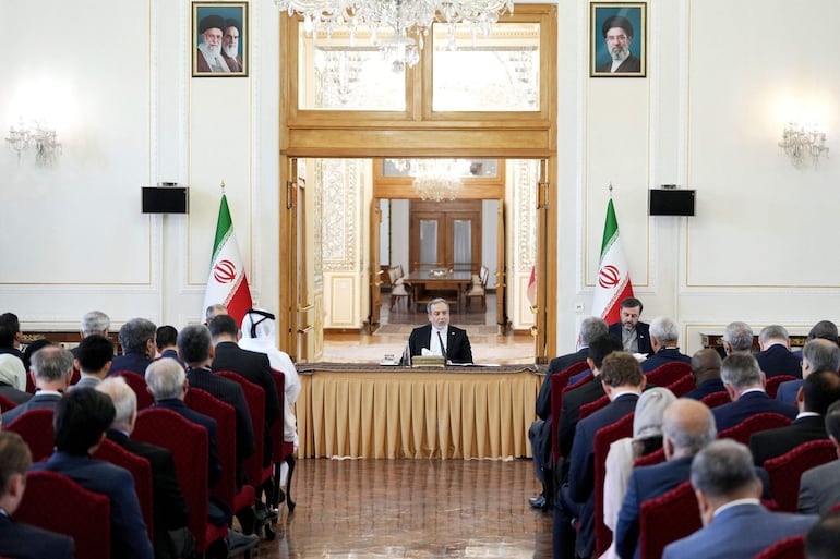 Abbas Araghchi, ministro de Exteriores de Irán, se dirige a las autoridades del país en Teherán.
