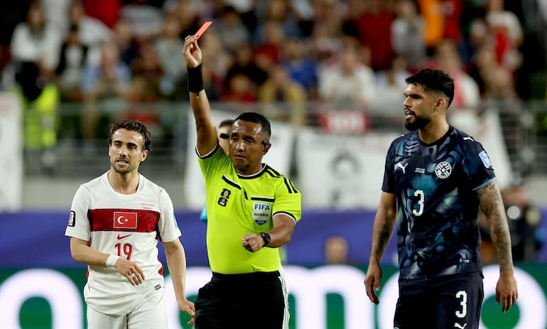 El árbitro salvadoreño expulsó a Miguel Almirón del partido ante Turquía. 