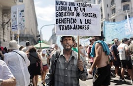 Un hombre sostiene un cartel durante una manifestación en la Plaza de Mayo este jueves en Buenos Aires.