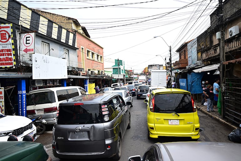 La avenida Pettirossi también se llenó de vehículos.