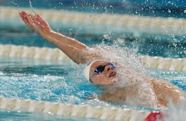 El nadador húngaro Hubert Kos no necesitó ganar ninguna medalla para convertirse en el gran protagonista de la segunda jornada de los Europeos de París.