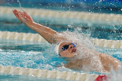 El nadador húngaro Hubert Kos no necesitó ganar ninguna medalla para convertirse en el gran protagonista de la segunda jornada de los Europeos de París.