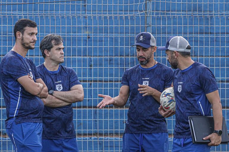 Gavilán entre el cuerpo técnico del Gallo Norteño que lidera Eduardo Ledesma.